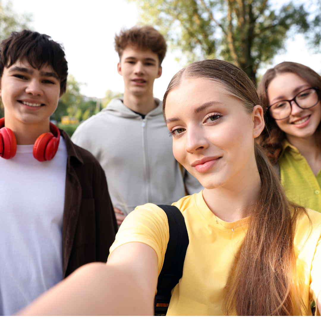 Parta dospívajících kamarádů na selfie venku
