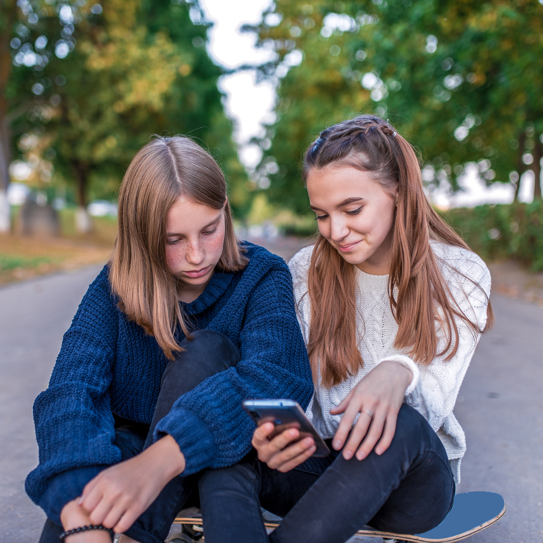 Dvě kamarádky na skateboardu spolu objevují svět